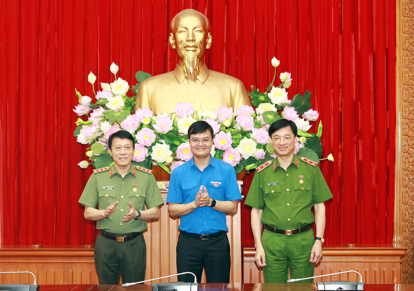 Bí thư Thứ nhất Trung ương Đoàn Bùi Quang Huy trao Kỷ niệm chương "Vì thế hệ trẻ" tặng Thứ trưởng Lương Tam Quang và Thứ trưởng Nguyễn Duy Ngọc. Bí thư Thứ nhất Trung ương Đoàn Bùi Quang Huy trao Kỷ niệm chương "Vì thế hệ trẻ" tặng Thứ trưởng Lương Tam Quang và Thứ trưởng Nguyễn Duy Ngọc.