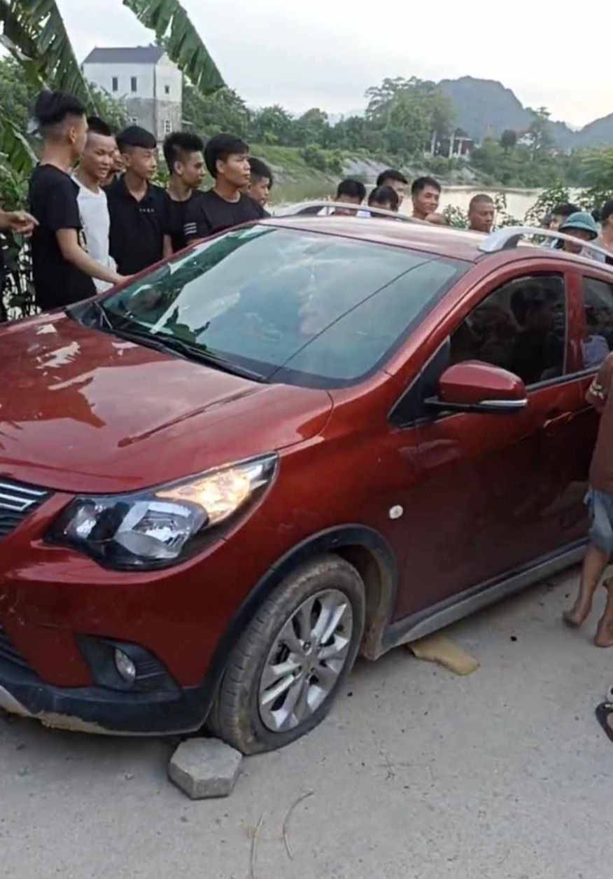 Người dân chặn ô tô của ba cán bộ công an ngày 26/6. Người dân chặn ô tô của ba cán bộ công an ngày 26/6.