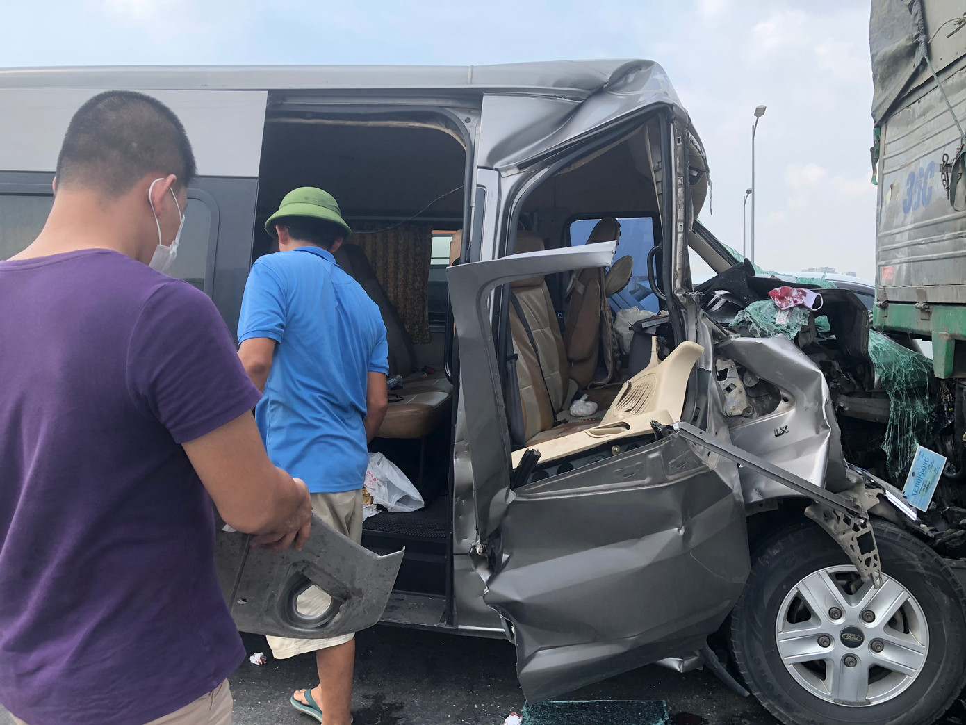 Phần đầu xe khách biến dạng. Phần đầu xe khách biến dạng.