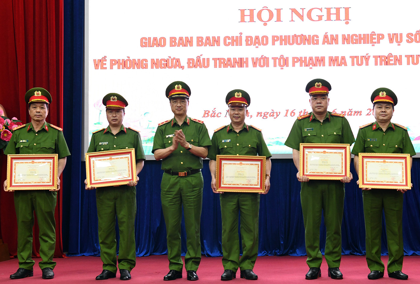 Trung tướng Nguyễn Duy Ngọc trao bằng khen cho các tập thể, cá nhân.