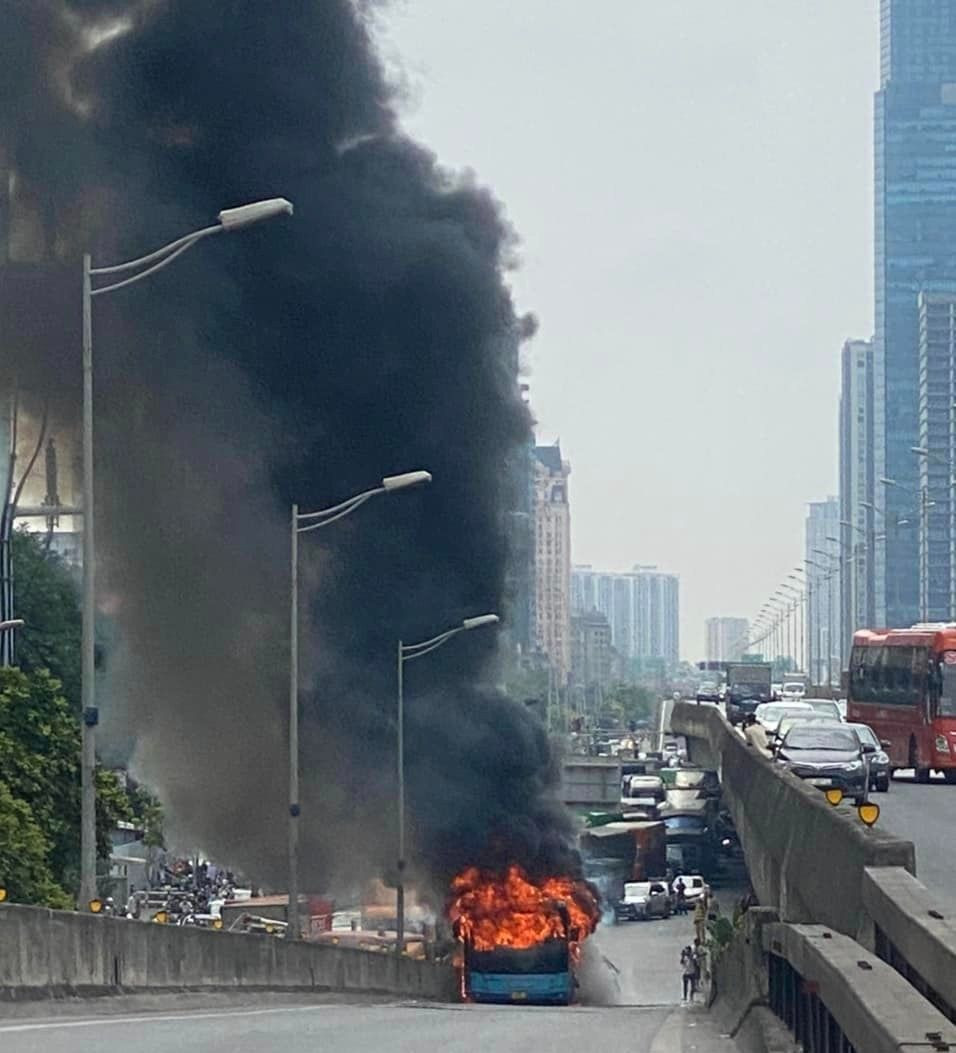 Xe buýt bốc cháy ngùn ngụt. Ảnh FB