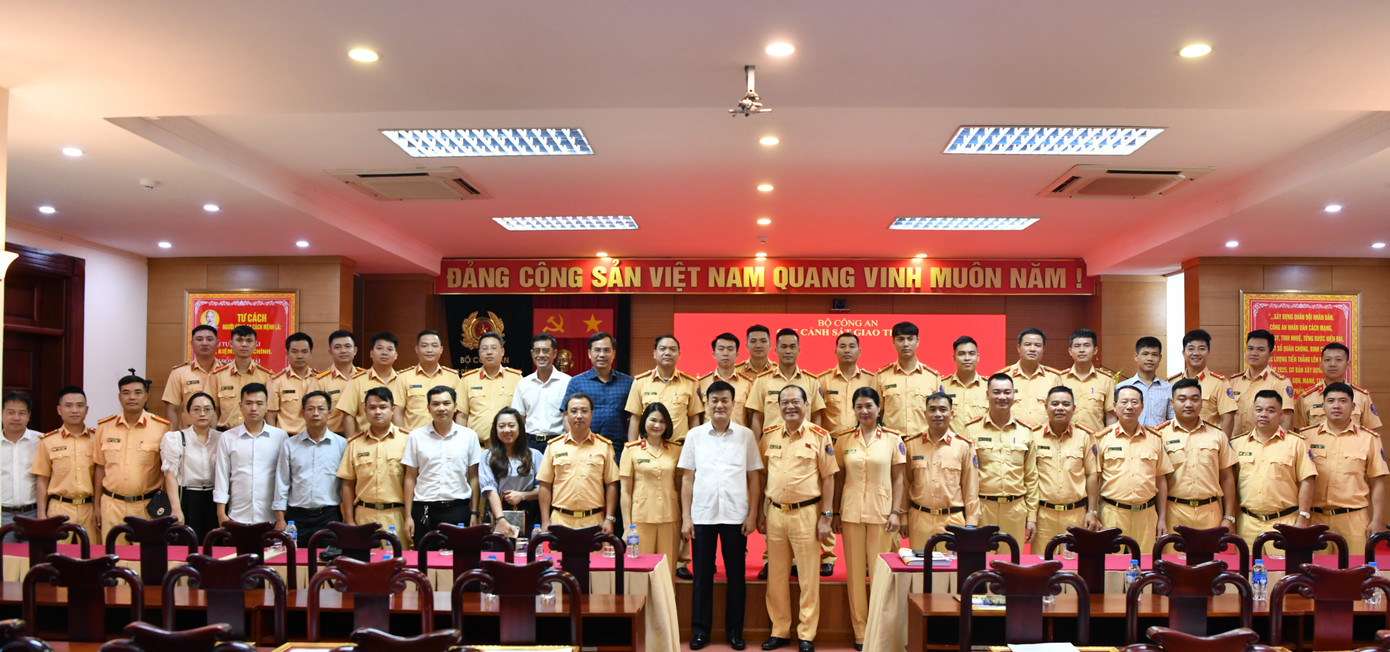 Cục CSGT tổng kết và trao thưởng cho cán bộ, chiến sĩ trong đợt 3 hỗ trợ các trung tâm đăng kiểm ở TP Hà Nội và TP Hồ Chí Minh.