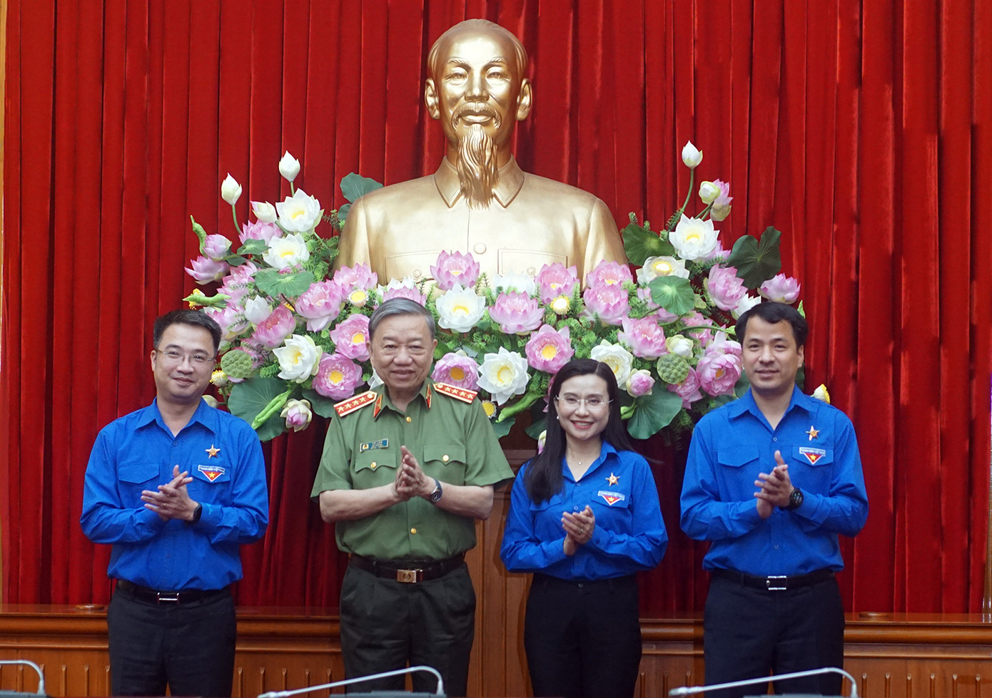 Bộ trưởng Bộ Công an Tô Lâm trao tặng kỷ niệm chương Bảo vệ an ninh Tổ quốc của Bộ Công an cho 4 Bí thư T.Ư Đoàn: Ngô Văn Cương; Nguyễn Tường Lâm; Nguyễn Phạm Duy Trang; Nguyễn Minh Triết vì đã có nhiều đóng góp trong sự nghiệp bảo vệ an ninh Tổ quốc. Bộ trưởng Bộ Công an Tô Lâm trao tặng kỷ niệm chương Bảo vệ an ninh Tổ quốc của Bộ Công an cho 4 Bí thư T.Ư Đoàn: Ngô Văn Cương; Nguyễn Tường Lâm; Nguyễn Phạm Duy Trang; Nguyễn Minh Triết vì đã có nhiều đóng góp trong sự nghiệp bảo vệ an ninh Tổ quốc.