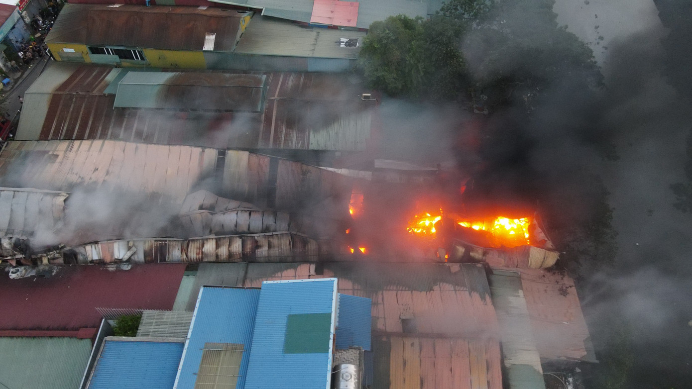 Hình ảnh vụ cháy nhìn từ trên cao. Hình ảnh vụ cháy nhìn từ trên cao.