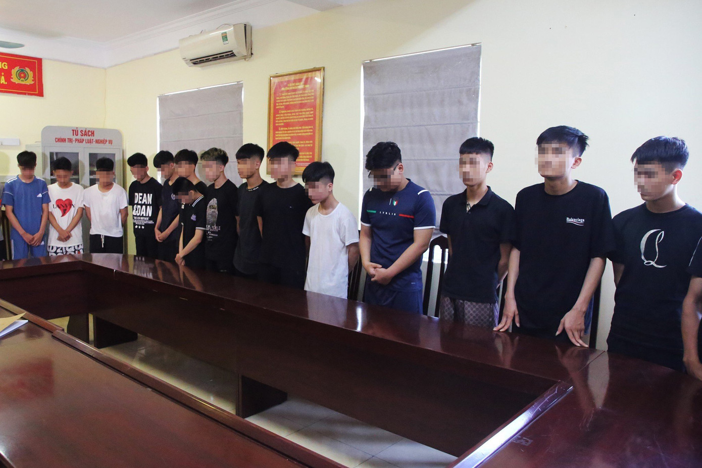 Nhóm thanh thiếu niên bị tạm giữ.