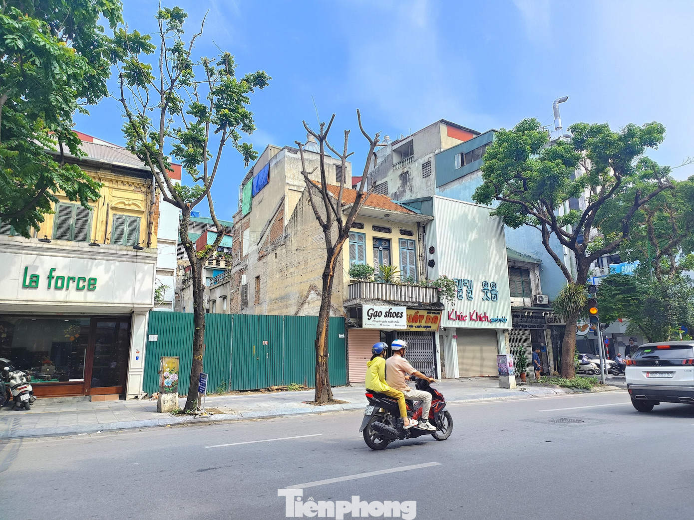 Việc cây xanh chết khô trên các tuyến phố không chỉ gây mất mỹ quan mà còn nguy hiểm cho người tham gia giao thông dưới đường và đi bộ vỉa hè trong mùa mưa bão khiến cây có thể đổ bất cứ lúc nào. Do đó, nhiều người dân mong muốn cơ quan chức năng có biện pháp di dời và trồng cây mới trong thời gian tới.