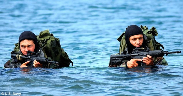 Đội đặc nhiệm SEAL trong một buổi tập luyện. Đội đặc nhiệm SEAL trong một buổi tập luyện