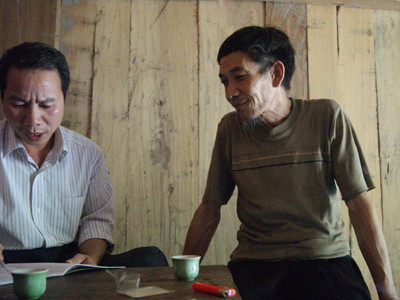  Giàng A Khua (bên phải) đã nghiện hơn 40 năm nay. Ảnh: L.H.V