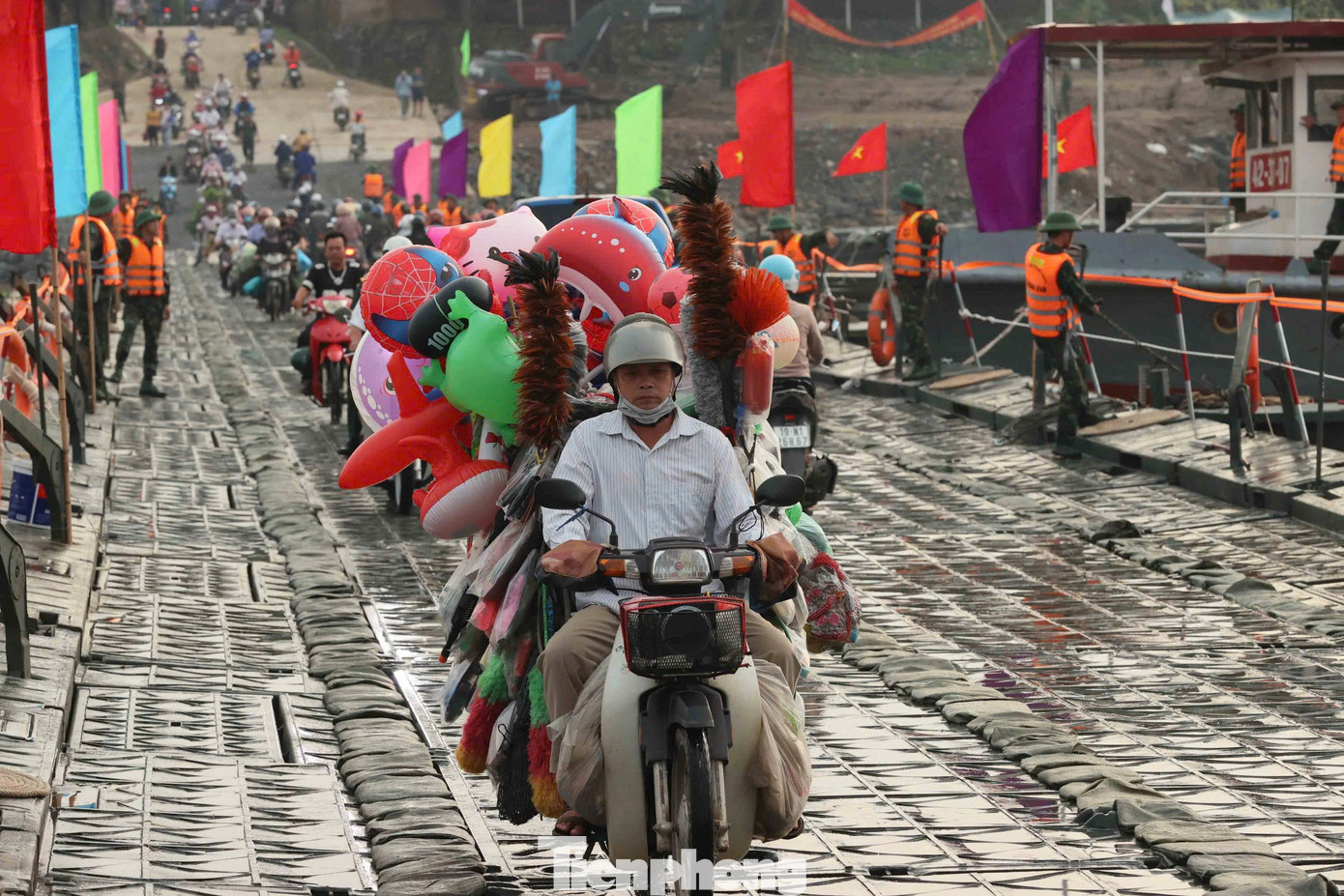 Người dân lưu thông qua cầu phao Phong Châu. Người dân lưu thông qua cầu phao Phong Châu.