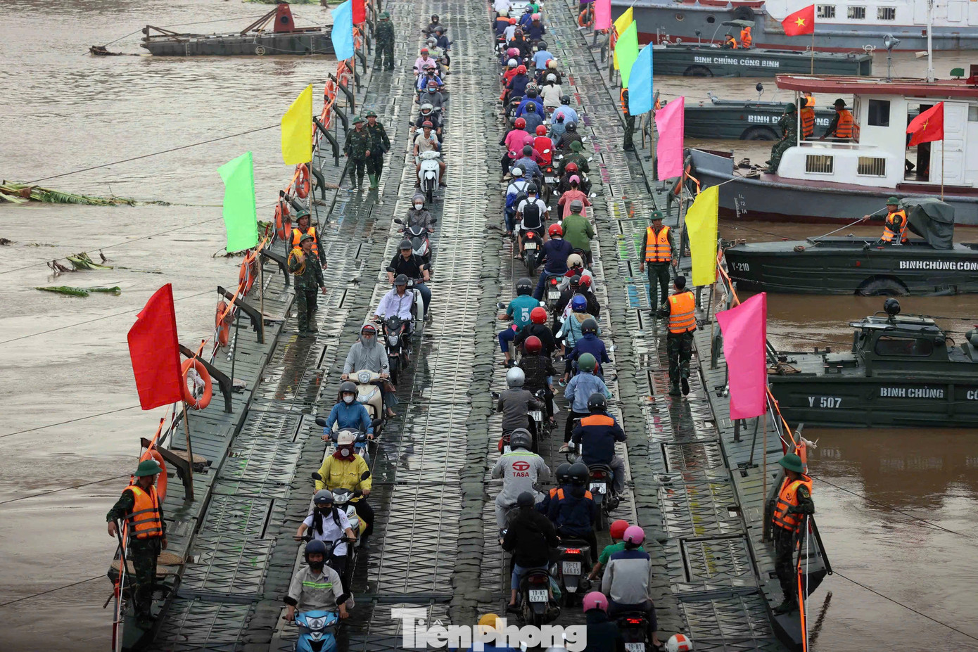 Đến 18/1, cầu phao Phong Châu mới bảo đảm cho hơn 1,5 triệu ô tô, xe máy, xe thô sơ và người đi bộ qua cầu phao bảo đảm an toàn tuyệt đối. Đến 18/1, cầu phao Phong Châu mới bảo đảm cho hơn 1,5 triệu ô tô, xe máy, xe thô sơ và người đi bộ qua cầu phao bảo đảm an toàn tuyệt đối.