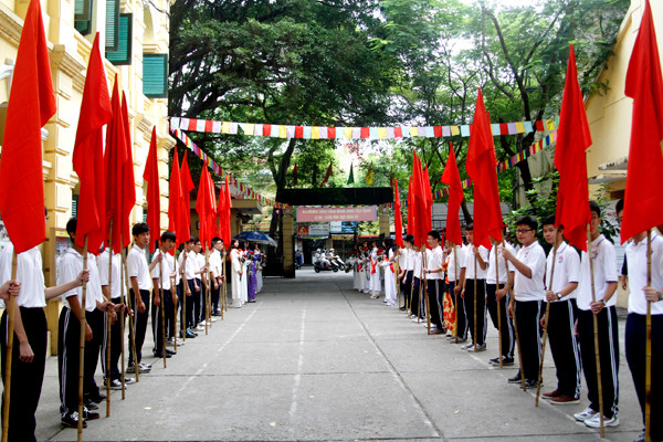 Ngay từ cổng là sự hiện diện của những nữ sinh áo dài trắng và đội hồng kỳ. Ngay từ cổng là sự hiện diện của những nữ sinh áo dài trắng và đội hồng kỳ