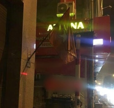 Hai chàng trai 'mượn tạm' cờ đi cổ vũ U23 Việt Nam và lời hứa trả lại ảnh 2