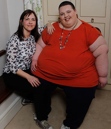 Georgia Devis bên cạnh phóng viên The Sun. Georgia Devis bên cạnh phóng viên The Sun