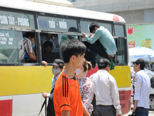 Sĩ tử chui ra khỏi xe buýt qua cửa kính để vào bến Mỹ Đình