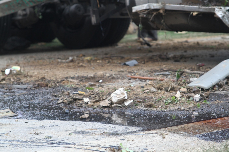 Dầu xe tràn ra đường