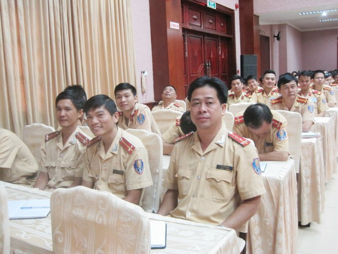 2.400 CSGT đang công tác ở 24 quận, huyện TP.HCM tập huấn để chấn chỉnh những hành vi giao tiếp, ứng xử thiếu văn hóa, quan liêu, tham nhũng, thờ ơ, hách dịch... 