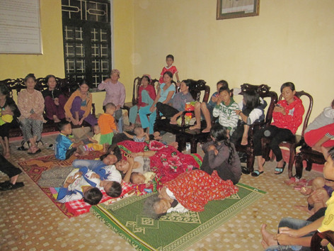 Người dân được sơ tán đến nơi an toàn. Ảnh: PV