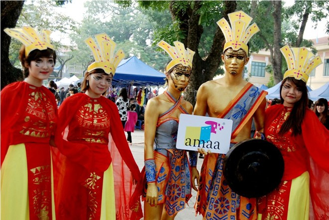 Vua, hoàng hậu và các cung nữ
