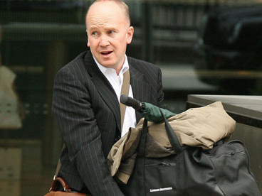 Một nhân viên của Lehman Brothers xếp đồ đạc rời trụ sở khi ngân hàng này nộp đơn phá sản năm 2008 Ảnh: Rex Features 