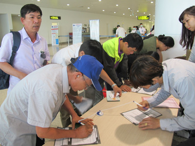 Cận cảnh kiểm tra dịch MERS ở sân bay Nội Bài ảnh 1