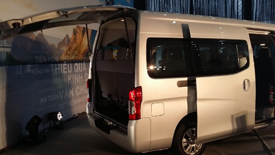 Nissan NV350 Urvan 'xuất trận' cạnh tranh Ford Transit ảnh 1