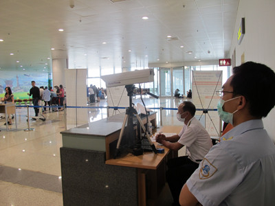 Cận cảnh kiểm tra dịch MERS ở sân bay Nội Bài ảnh 4