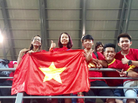 Bạn gái vượt 3.000 km sang Singapore 'tiếp lửa' cho Ngọc Thắng ảnh 1