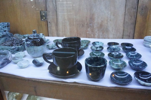 Những chiếc chén được tạo tác từ đá. Cái chén màu xanh đen: 50 usd/1 cái. Cái nhỏ màu xanh nhạt: 15 usd/cái 