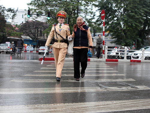 Một hành động cao đẹp của Trung úy Hoàng Thị Cẩm Vân – Đội Cảnh sát Giao thông số 1 tại khu vực ngã năm Cửa Nam. Ảnh: Xuân Phú.