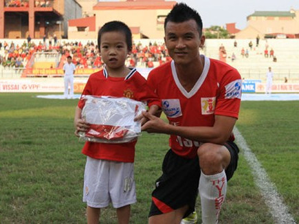 Lòng hâm mộ bóng đá của cậu bé Việt Hoàng đã khiến Thành “rìu” ngưỡng mộ