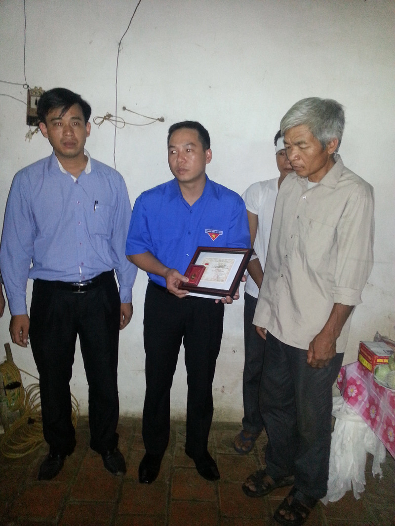 Đại diện T.Ư Đoàn truy tặng Huy hiệu 