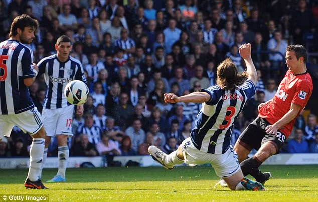 Robin van Persie giúp MU dẫn 4-2 ba phút sau 