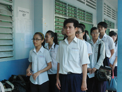 Thí sinh xếp hàng đợi giám thị gọi vào phòng thi làm bài môn Ngữ văn sáng nay. Ảnh: Quang Phương