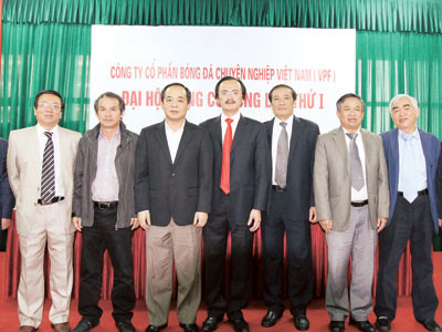 Hai ứng viên vị trí chủ tịch VFF, thứ trưởng Lê Khánh Hải (thứ 3 bên trái) và Phó chủ tịch Lê Hùng Dũng (thứ nhất bên phải), vẫn chưa xong hồ sơ pháp lý. Ảnh: VSI. Hai ứng viên vị trí chủ tịch VFF, thứ trưởng Lê Khánh Hải (thứ 3 bên trái) và Phó chủ tịch Lê Hùng Dũng (thứ nhất bên phải), vẫn chưa xong hồ sơ pháp lý. ảnh: VSI