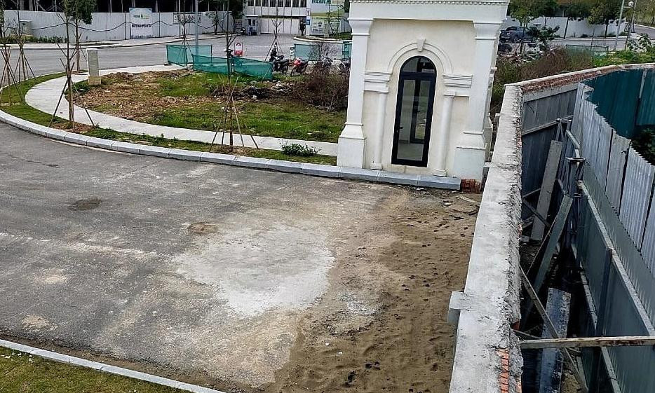 Chủ đầu tư dự án khu đô thị An Lạc Green Symphony tự ý dựng bức tường kiên cố chặn đứng đường đi của người dân. Ảnh: VNN. Chủ đầu tư dự án khu đô thị An Lạc Green Symphony tự ý dựng bức tường kiên cố chặn đứng đường đi của người dân. Ảnh: VNN.