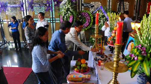 Nhiều người đến thắp nhang vĩnh biệt bà Hồng. Ảnh: T.T.D (Tuổi Trẻ). Nhiều người đến thắp nhang vĩnh biệt bà Hồng. Ảnh: T.T.D.