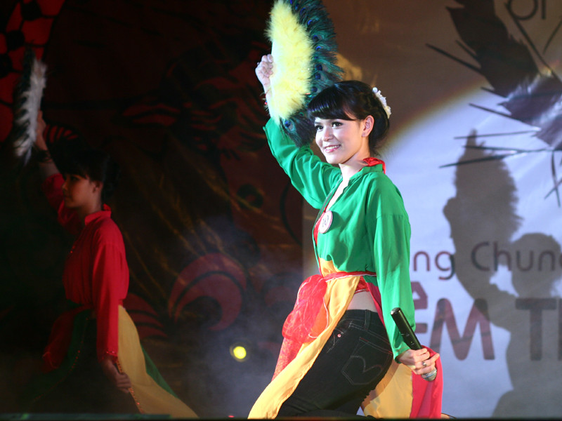 Yến Chi hát múa dân gian đương đại 