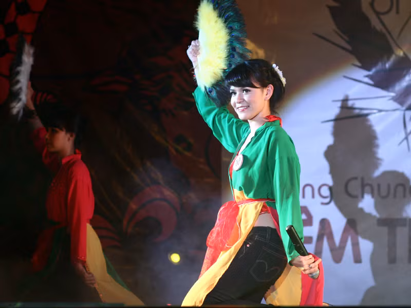 Yến Chi hát múa dân gian đương đại 