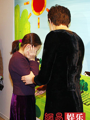 Ngô Trác Lâm tỏ ra ngại ngùng, sợ hãi khi ống kính máy quay liên tục chĩa về phía mình