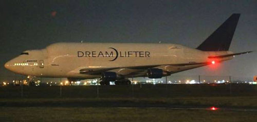 Chiếc máy bay khổng lồ đáp xuống sân bay tí hon tối 20-11... Ảnh: Independent