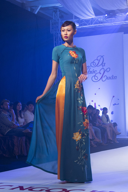 Mai Giang lần đầu trình diễn áo dài nhưng rất duyên dáng