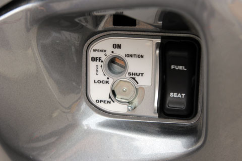 Ổ khóa có đầy đủ chức năng mở cốp, mở nắp bình xăng, khóa cổ.. Ổ khóa có đầy đủ chức năng mở cốp, mở nắp bình xăng, khóa cổ.