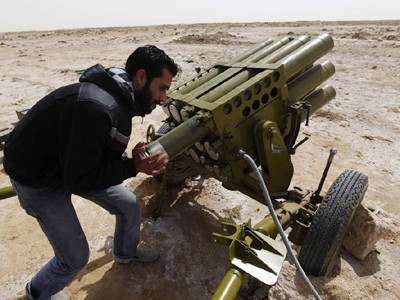 Một phiến quân chuẩn bị dàn phóng rocket. Ảnh: Businessinsider. Một phiến quân chuẩn bị dàn phóng rocket Ảnh: Businessinsider