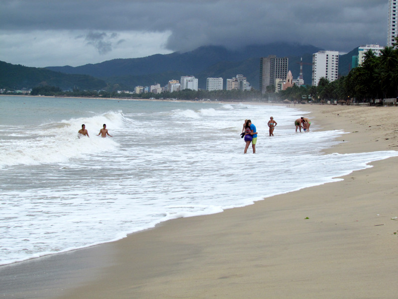 Đến 11 giờ ngày 6/11, sóng biển ở Nha Trang vẫn chưa lớn, nhiều du khách nước ngoài vẫn nô giỡn với sóng nước 