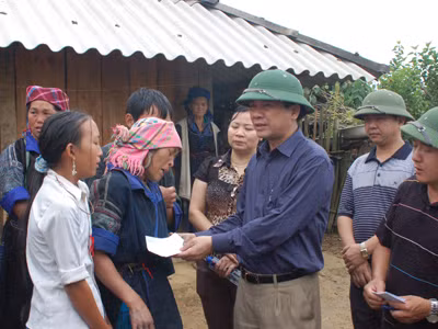 Lãnh đạo tỉnh Yên Bái thăm hỏi gia đình nạn nhân xấu số Ảnh: Tuấn Nguyễn