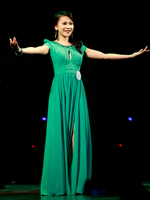 Trong phần thi trang phục dạ hội, các thí sinh lại mang đến nét quyến rũ trong những thiết kế vai trần hay xẻ tà kín đáo...