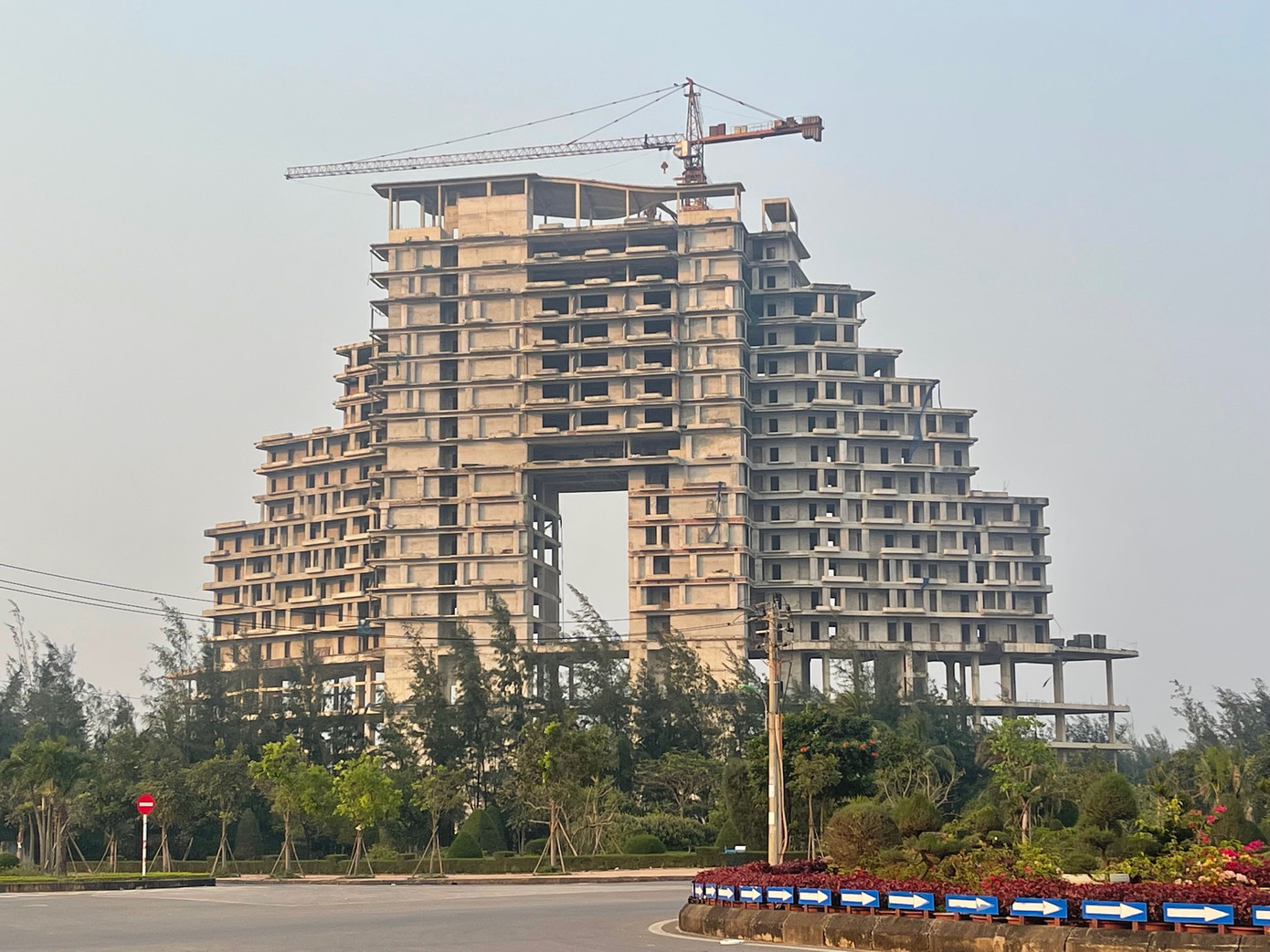 Một quần thể khách sạn 5 sao bị dang dở nhiều năm, gây lãng phí trên khu đất "vàng" của TP. Đồng Hới. Một quần thể khách sạn 5 sao bị dang dở nhiều năm, gây lãng phí trên khu đất "vàng" của TP. Đồng Hới.