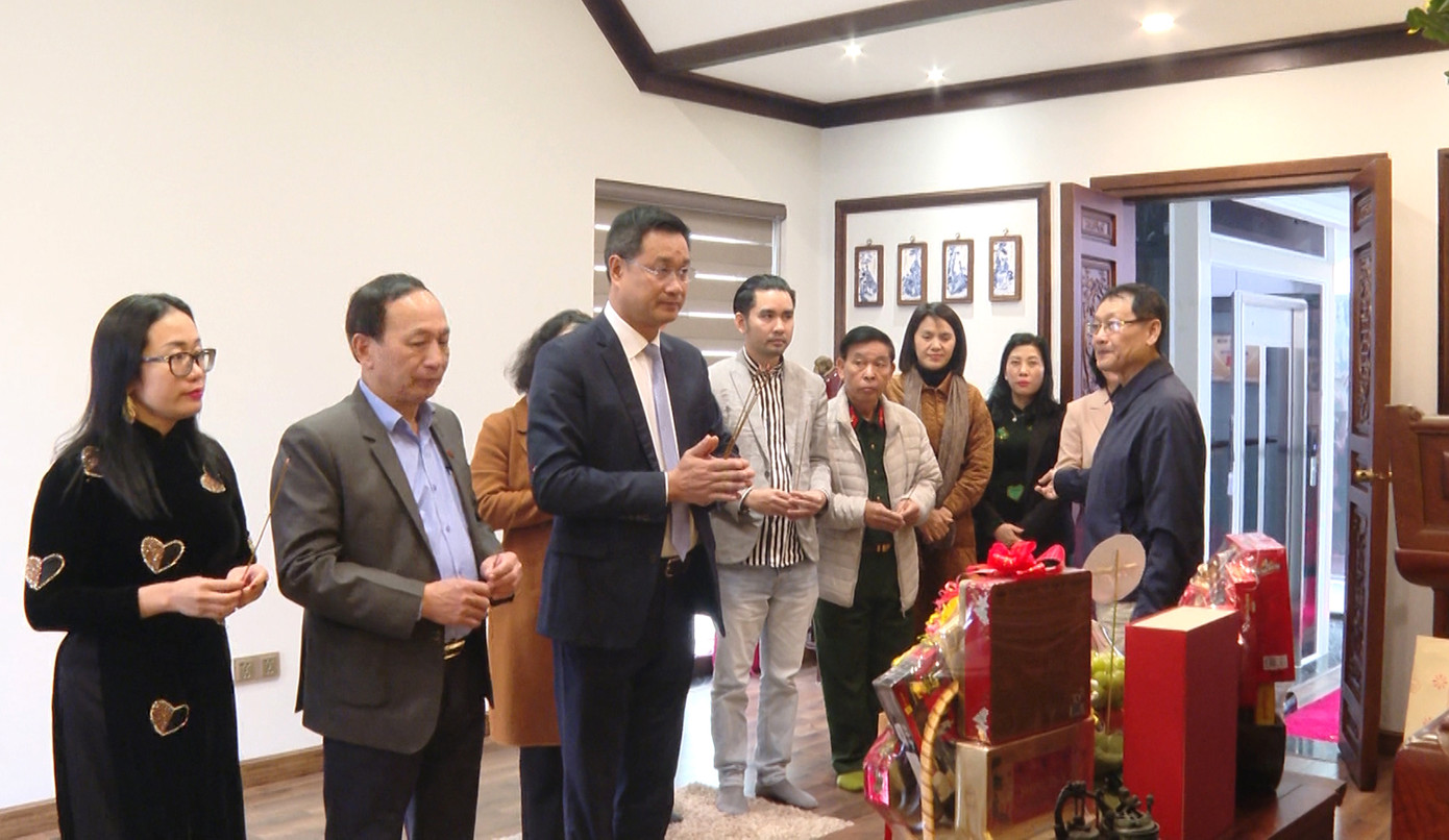 Đoàn công tác thắp hương tưởng nhớ Trung tướng Đồng Sỹ Nguyên. Đoàn công tác thắp hương tưởng nhớ Trung tướng Đồng Sỹ Nguyên.