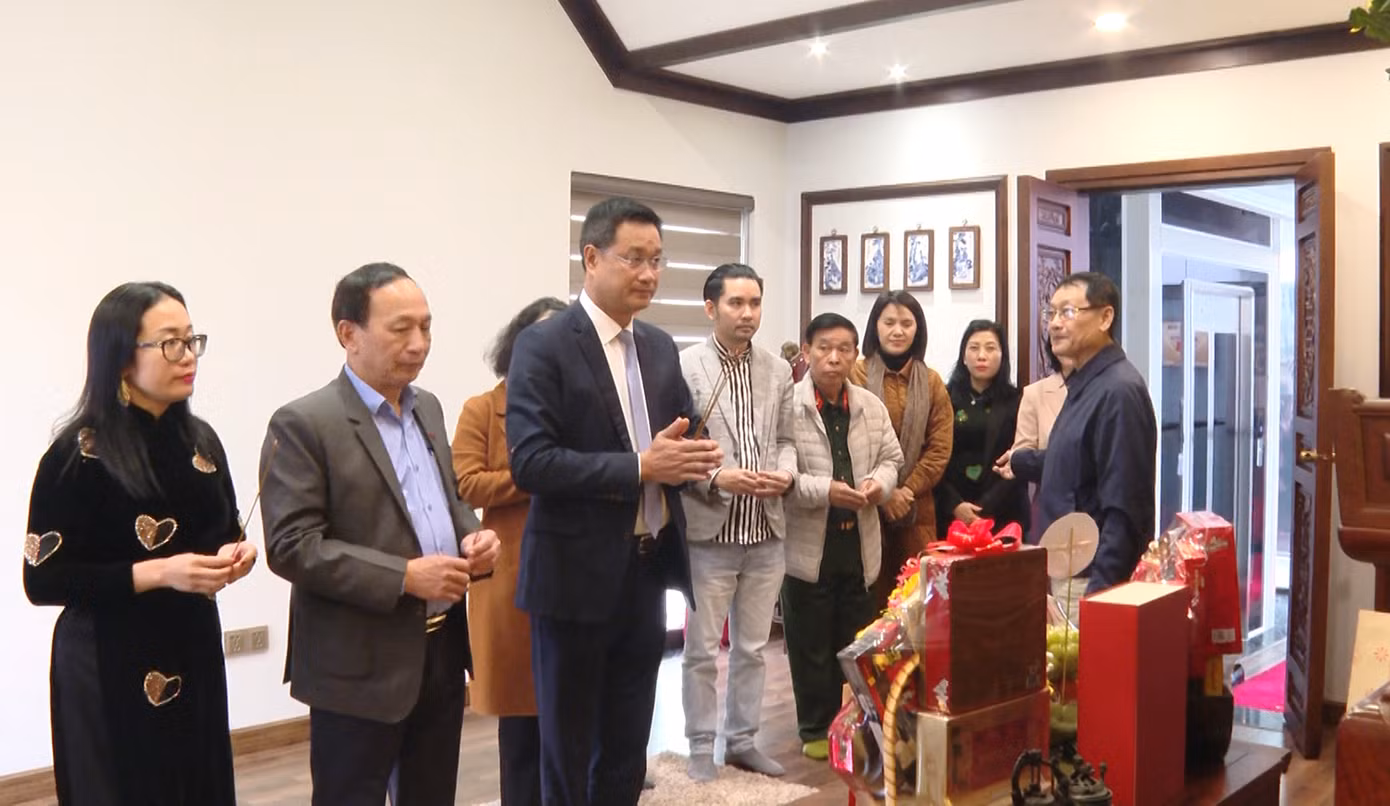 Đoàn công tác thắp hương tưởng nhớ Trung tướng Đồng Sỹ Nguyên.