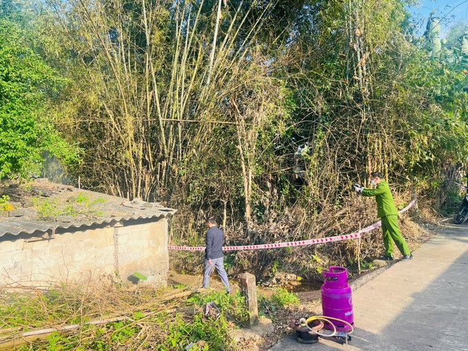 Lực lượng chức năng giăng dây quanh ngôi nhà để phục vụ điều tra. Lực lượng chức năng giăng dây quanh ngôi nhà để phục vụ điều tra.